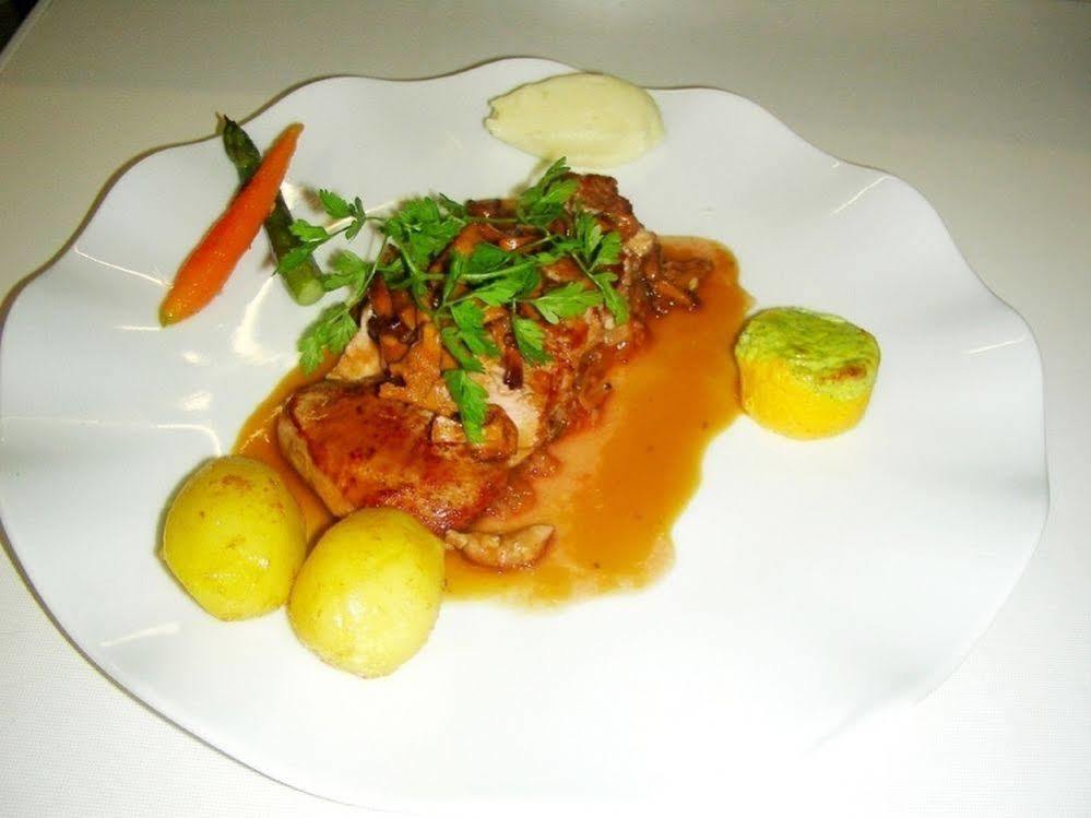 Logis Hotel Restaurant De La Poste Понжибо Екстериор снимка
